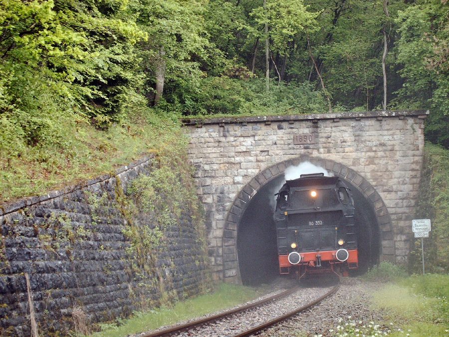 Treno della Wutachtalbahn in uscita dal tunnel a spirale di Stockhalde