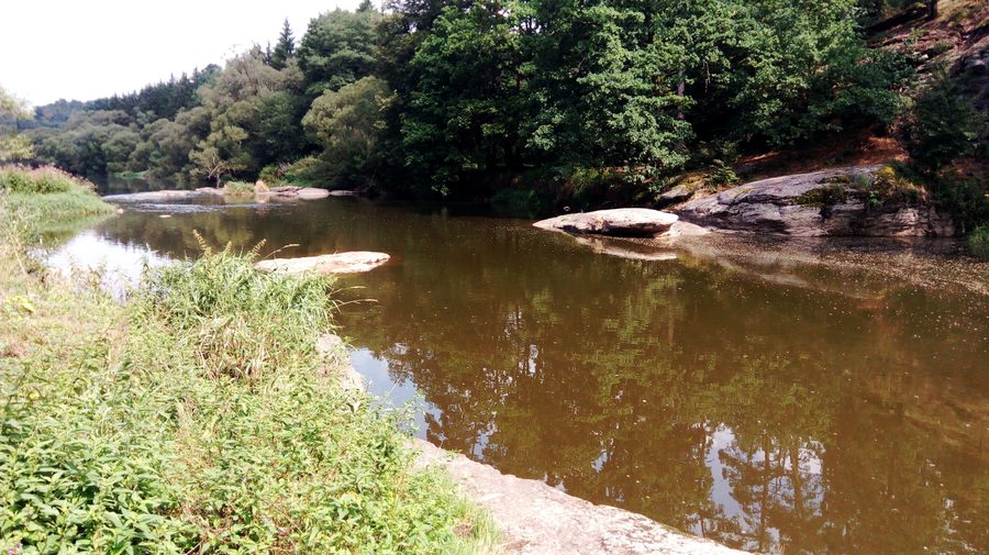 Fiume Lužnice sul sentiero didattico Na Onen Svět tra Dobronice e Bechyně in Boemia meridionale