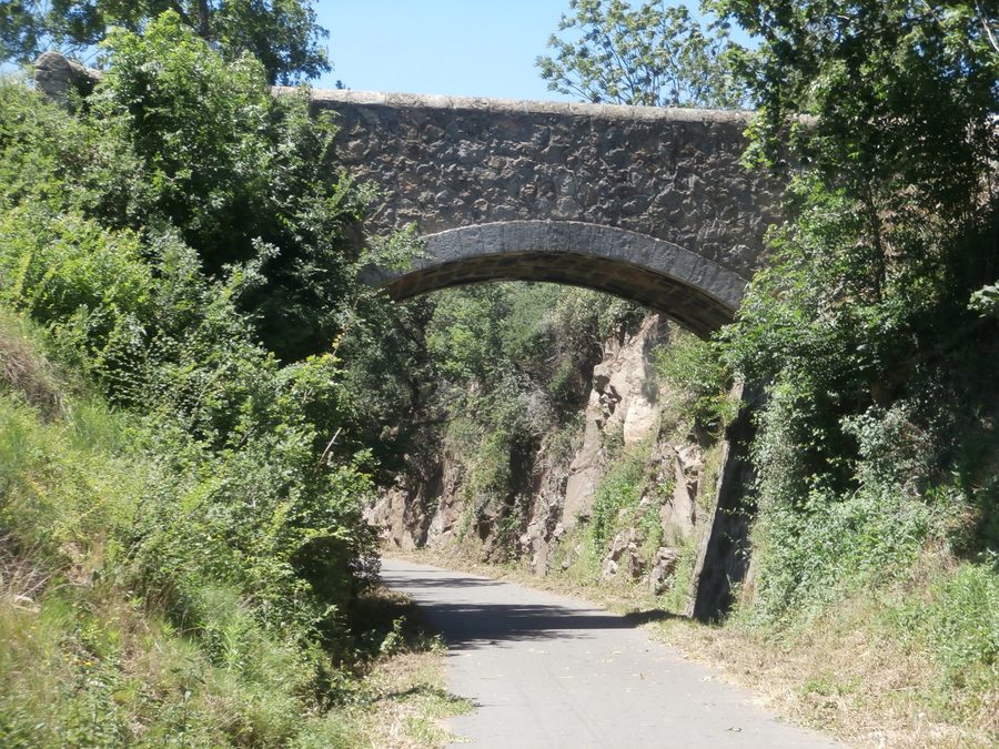 Ponte ad arco in pietra sulla Via Fluvia