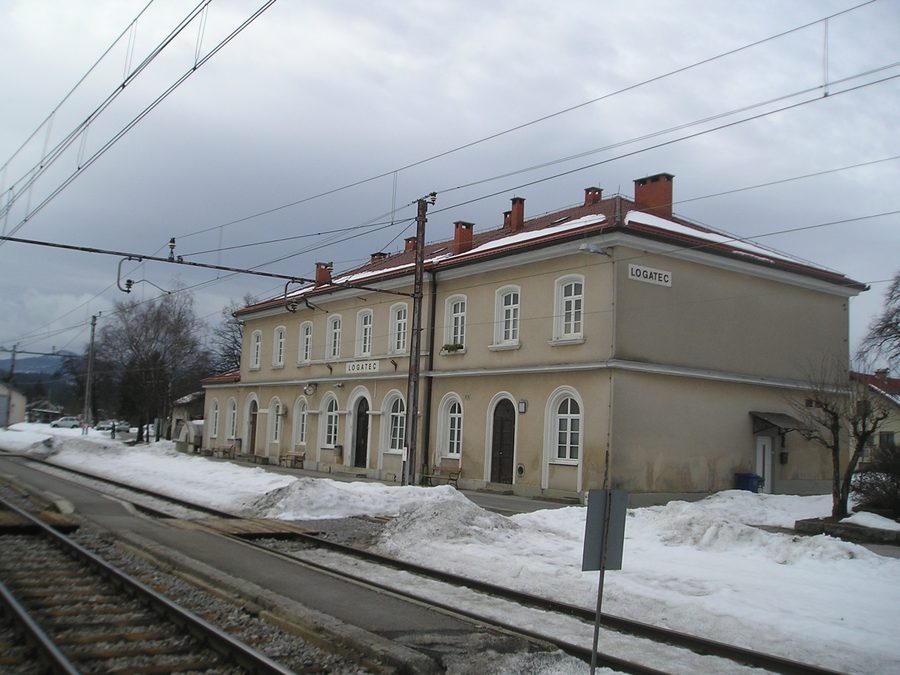 Vista frontale della stazione ferroviaria di Logatec.