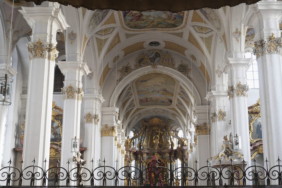 Interno della chiesa cattolica parrocchiale e di pellegrinaggio di San Sebastiano a Ebersberg