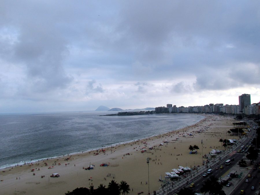 Spiaggia di Copacabana con lo skyline della città vicina a Rio de Janeiro.