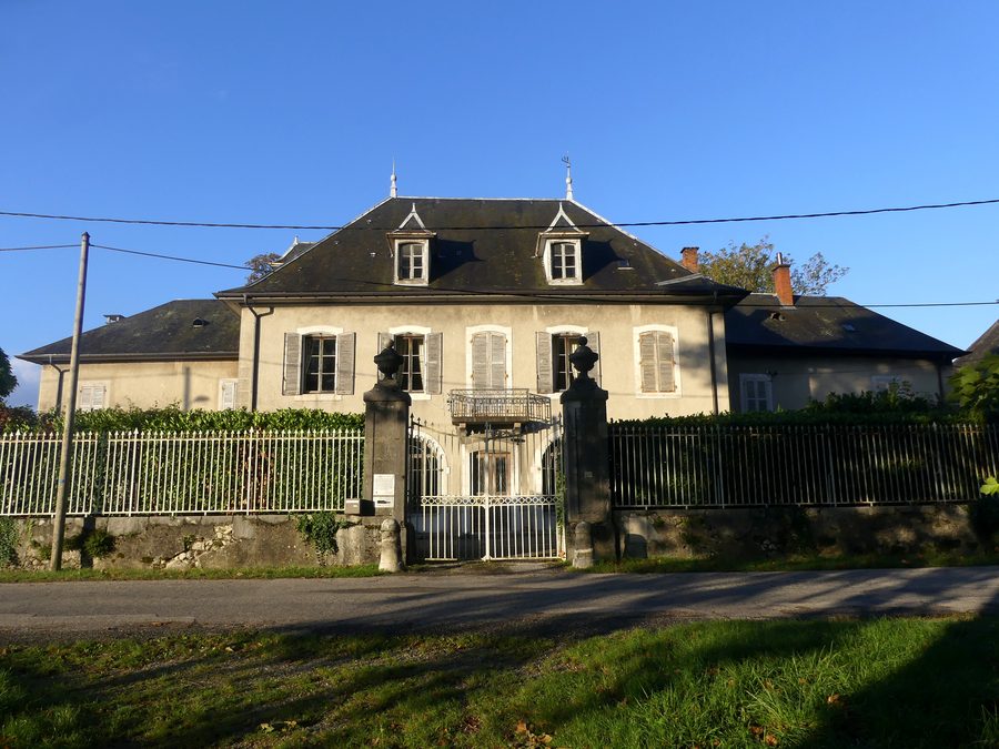Facciata orientale del castello di Carron a Francin, in Savoia, fotografata al mattino presto