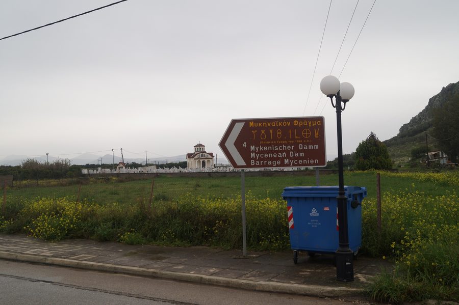 Cartello a Nea Tiryntha verso la diga di Tirinto con caratteri lineari B