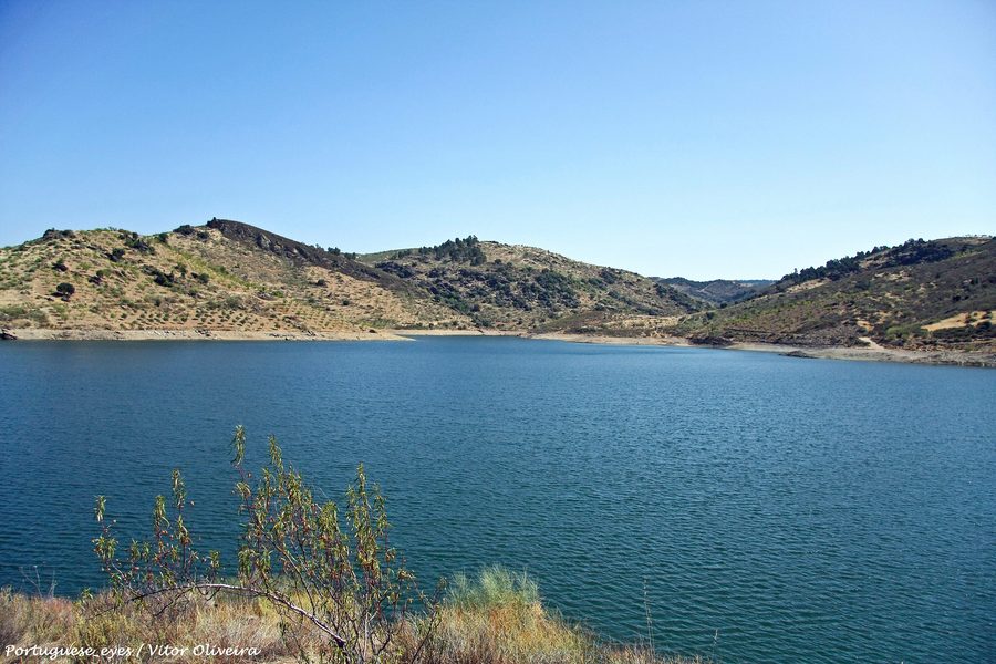 Paesaggio del bacino della Barragem de Eucísia in Portogallo