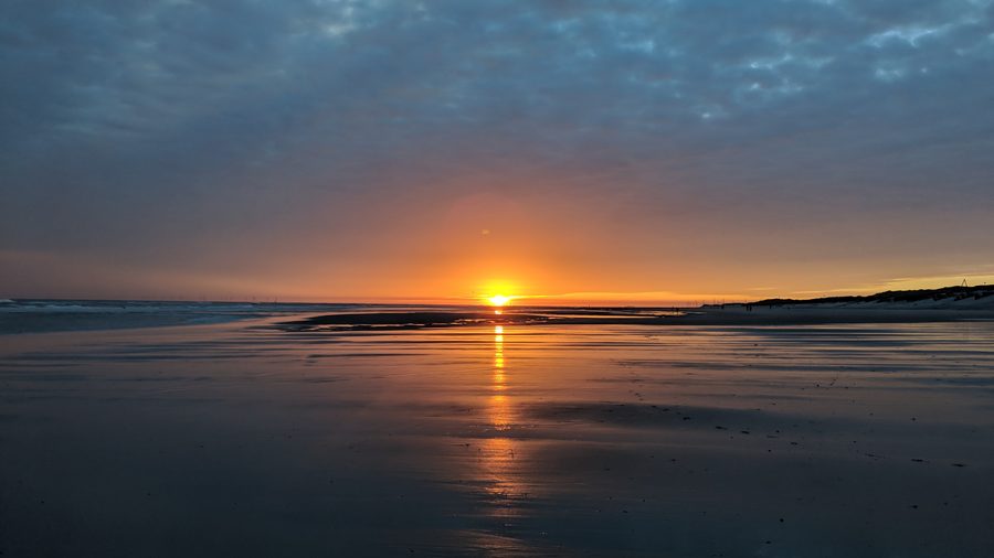 Spiaggia principale di Wangerooge con la bassa marea all’alba