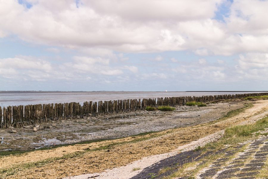 Il Mare dei Wadden dietro la diga costiera presso Paesens-Moddergat
