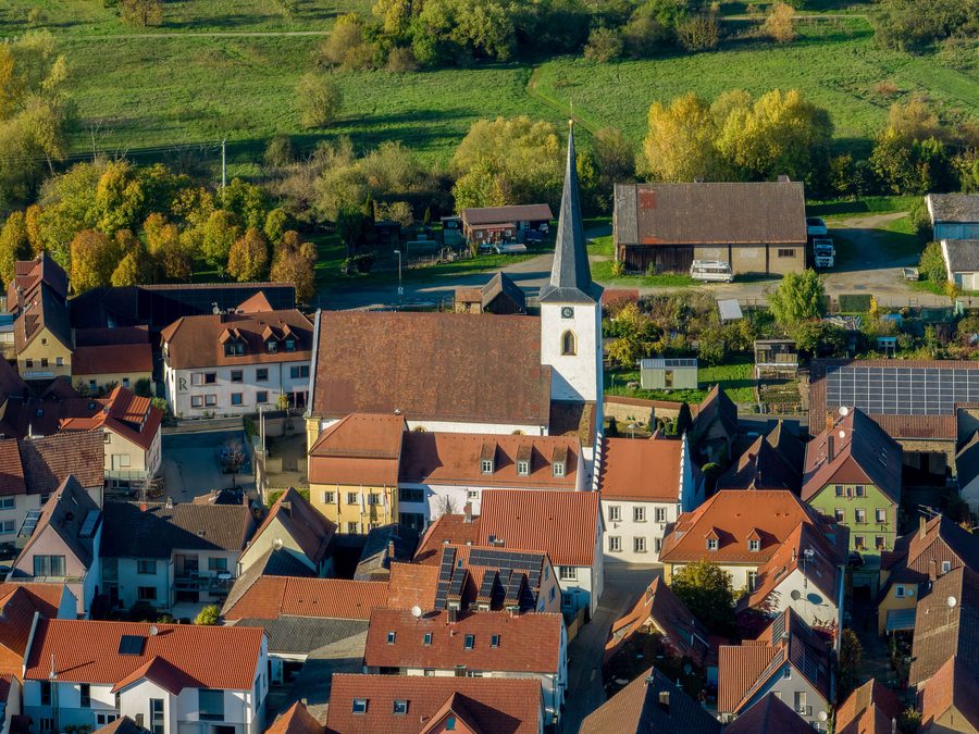 Veduta aerea di St. Laurentius a Nordheim am Main dalla Weininsel