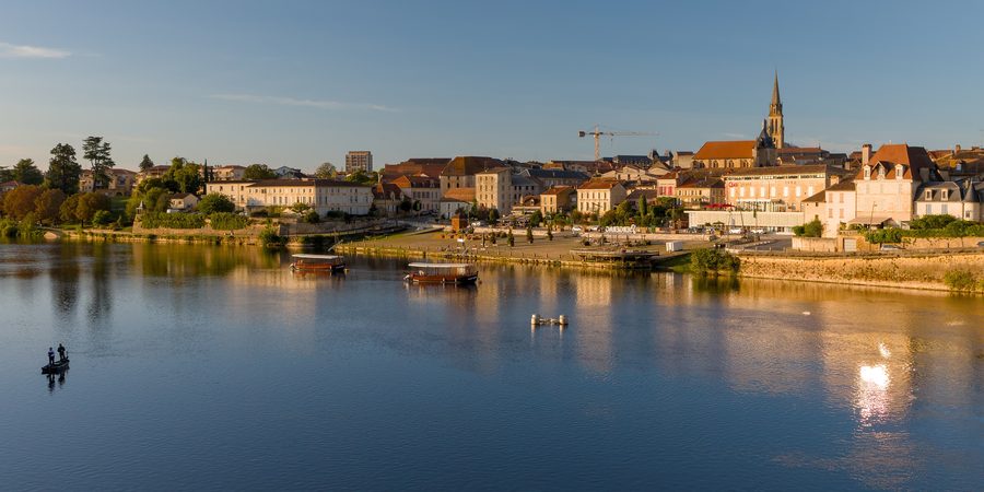 Vista del fiume Dordogna e del centro città di Bergerac dalla riva opposta