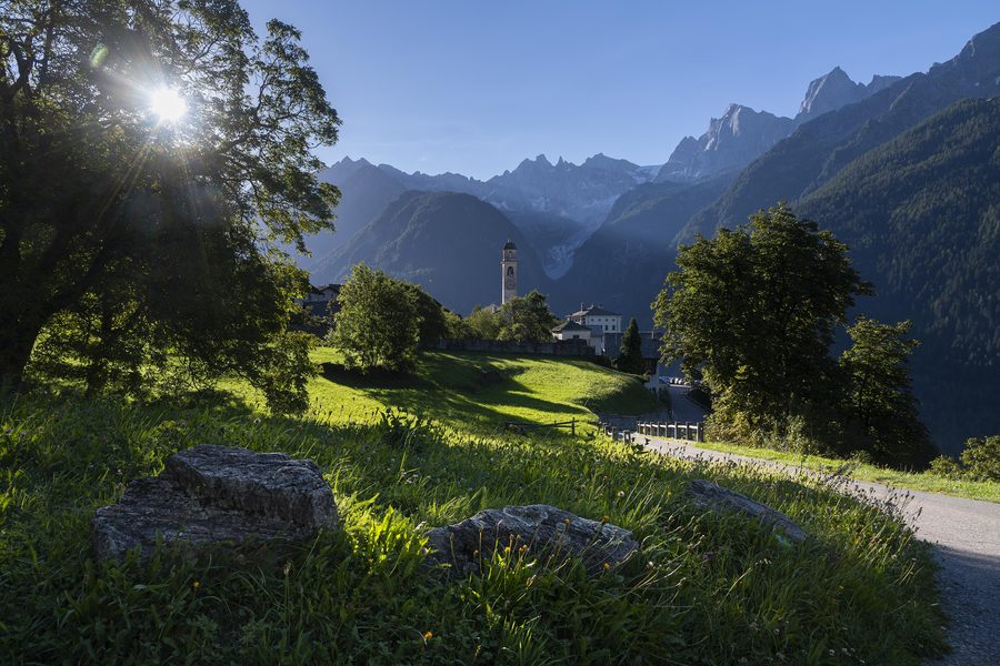 Soglio nelle prime ore del mattino con le montagne sullo sfondo