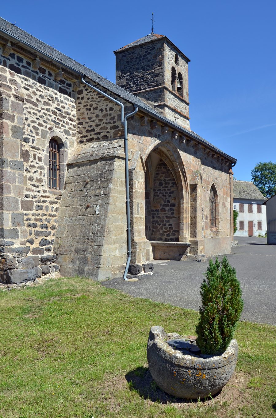 Vista esterna dell’Église Saint-Caprais a Vèze nel dipartimento del Cantal