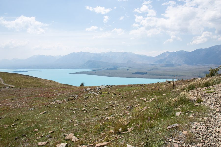 Lake Tekapo turchese davanti a un paesaggio montano sull’Isola del Sud della Nuova Zelanda.