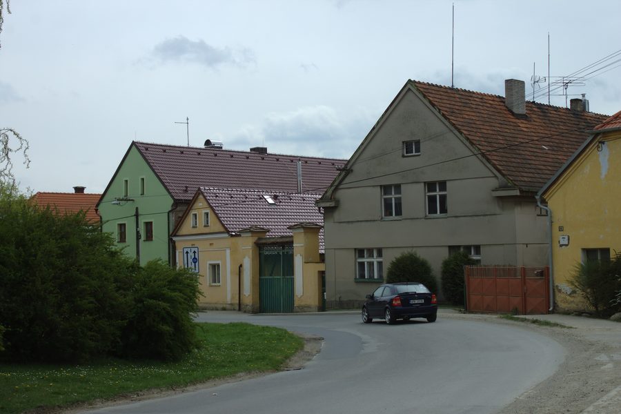 Edificio sulla piazza del villaggio a Chrastavice nella regione di Plzeň