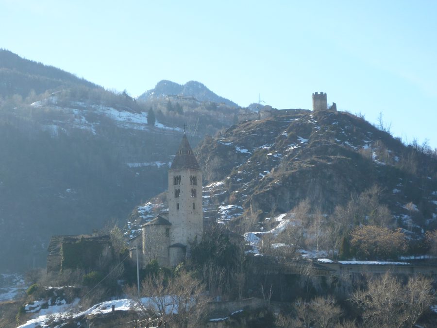 Châtel-Argent e chiesa a Villeneuve in Valle d'Aosta