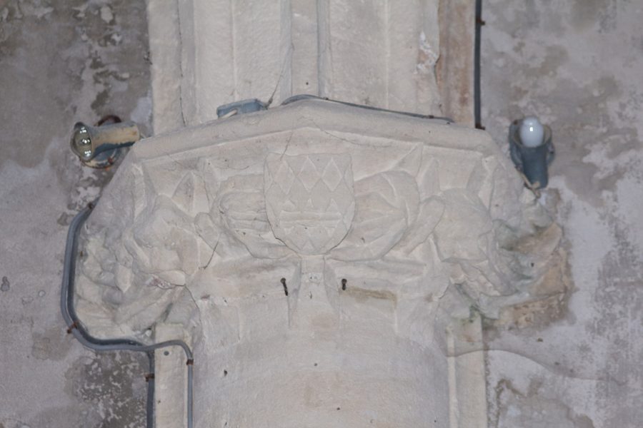 Capitello armoriato nella navata della chiesa di Saint-Vincent a Réaux, Charente-Maritime