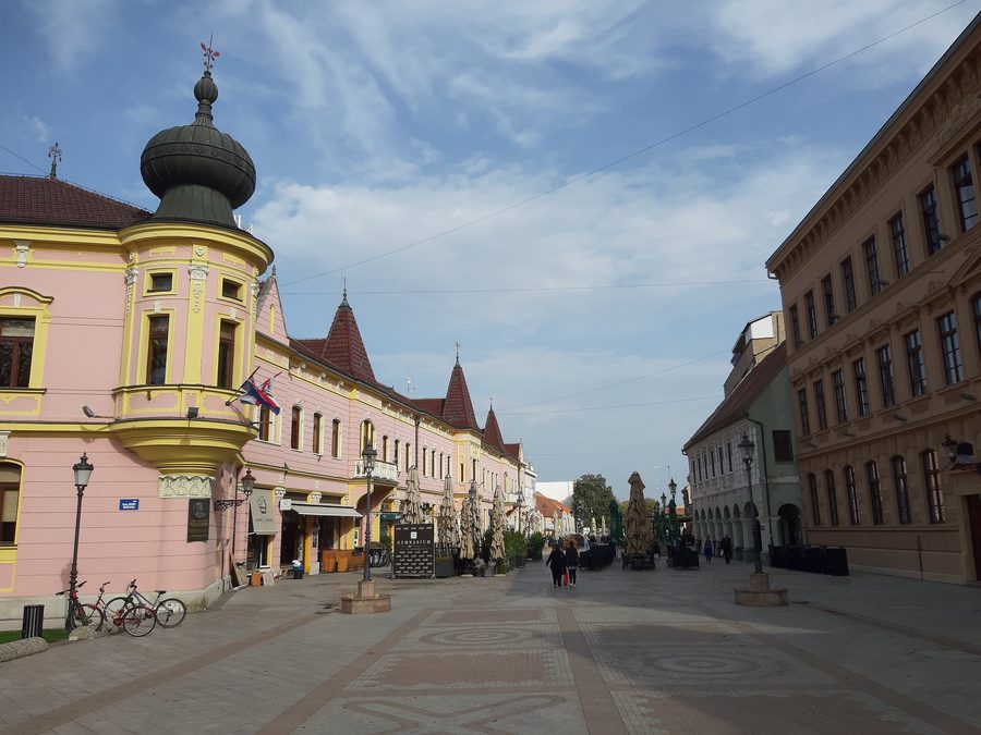 Ulica kralja Zvonimira, nota anche come korzo, nel centro di Vinkovci.