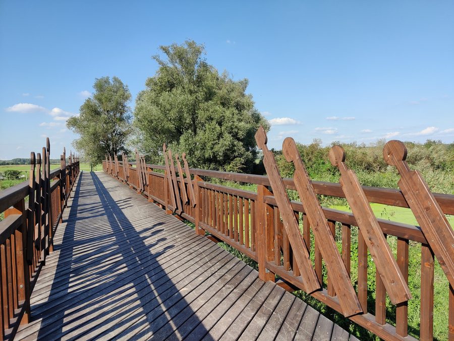 Ponte ricostruito di Andau sul canale Einser in un paesaggio aperto