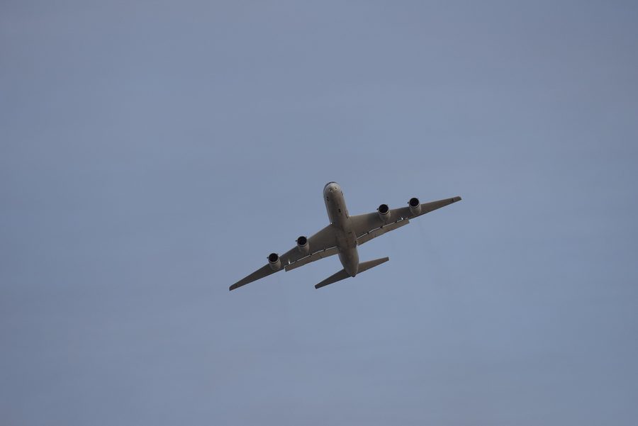 Aereo NASA DC-8 in decollo dall’Air Force Plant 42 a Palmdale, California