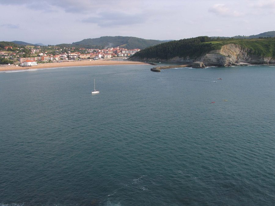 Baia di Plentzia con edifici sulla riva e superficie dell'acqua