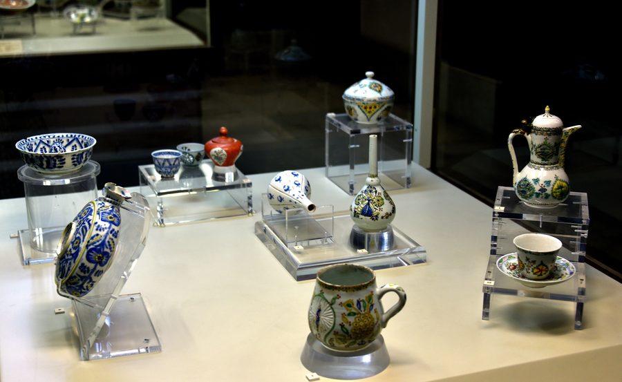 Ceramica storica di Kütahya con motivi di piastrelle colorate nel Chiosco Piastrellato del Museo di Arte Islamica a Istanbul
