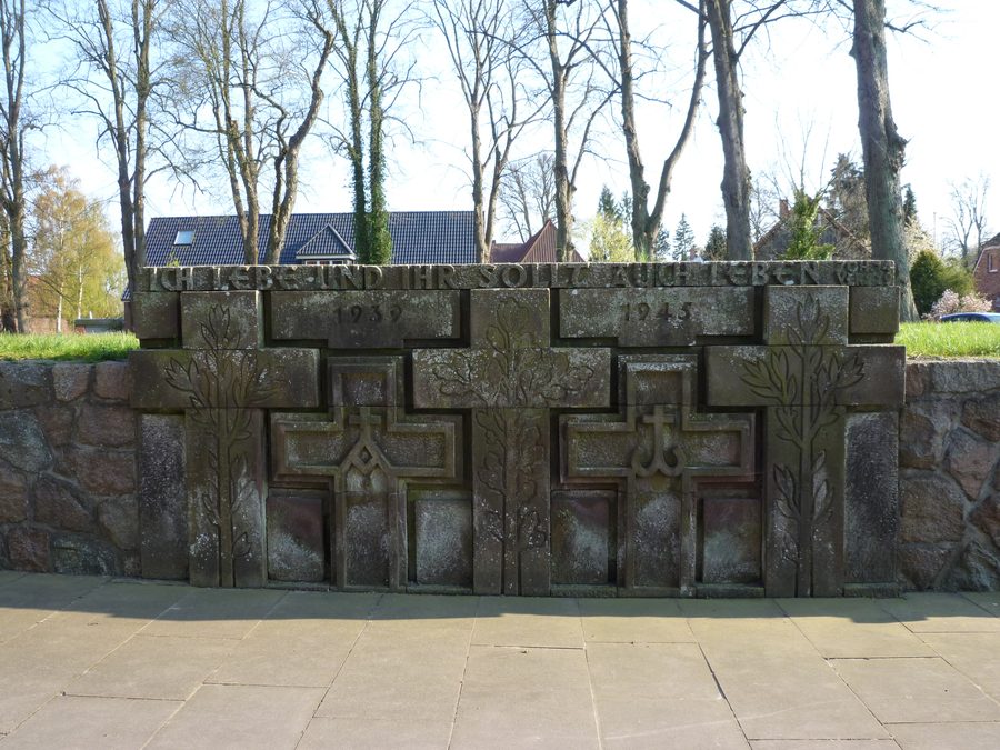 Monumento ai caduti nell’area d’ingresso della chiesa di Vicelino a Pansdorf, Ratekau