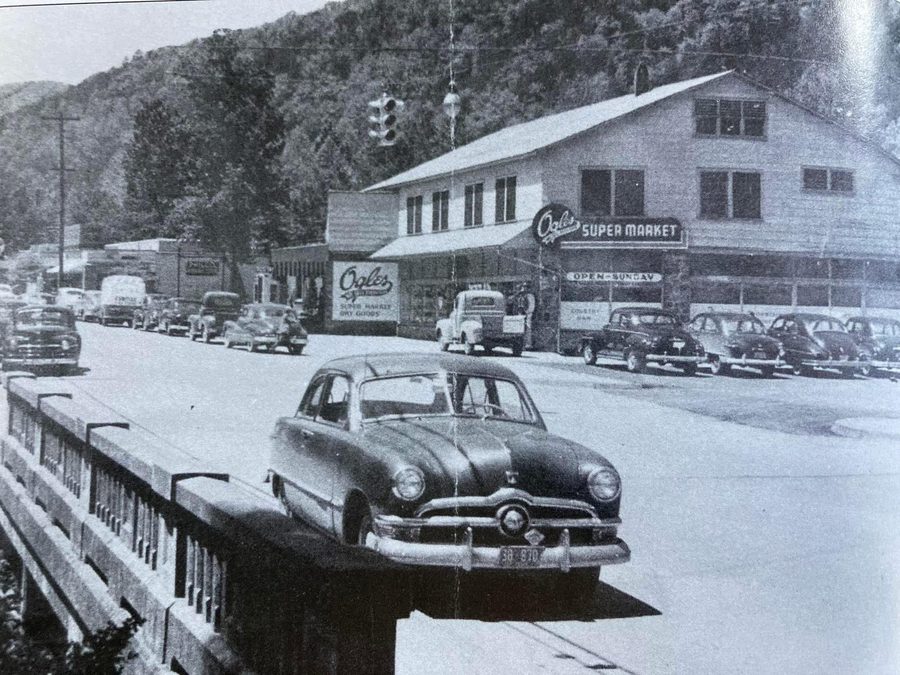 Downtown Gatlinburg lungo la U.S. Route 441 negli anni 1950