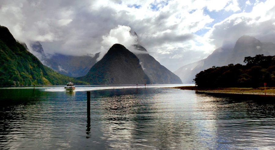 Fiordo di Milford Sound circondato da ripide pareti montuose nel Fiordland National Park