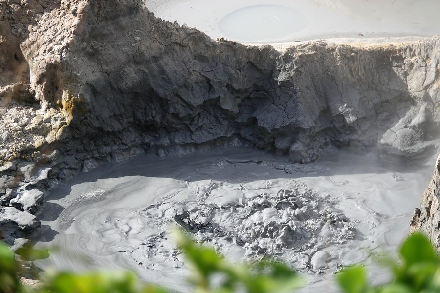 Pozza di fango scura e ricca di zolfo alle Sulphur Springs a Santa Lucia.