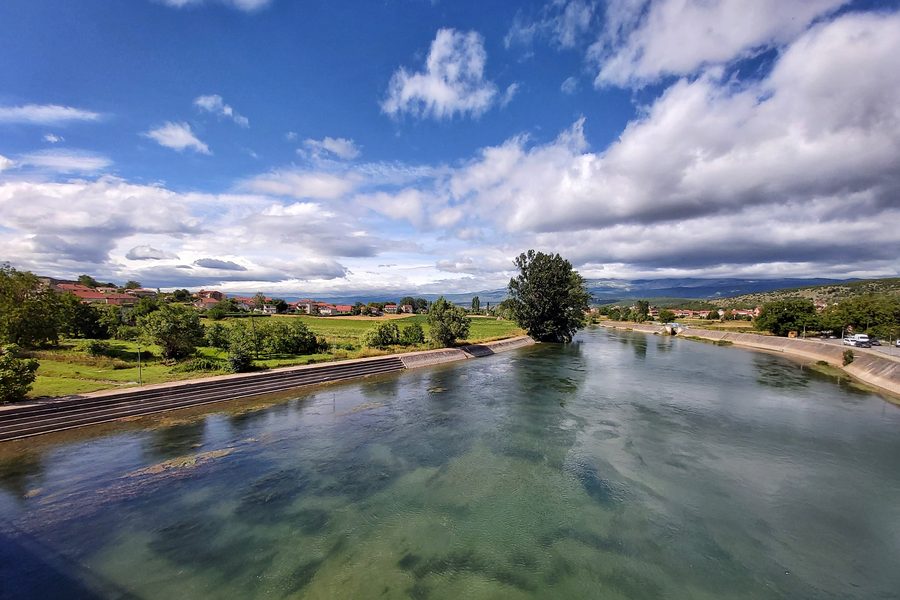 Vista sul fiume Cetina dal ponte di Trilj