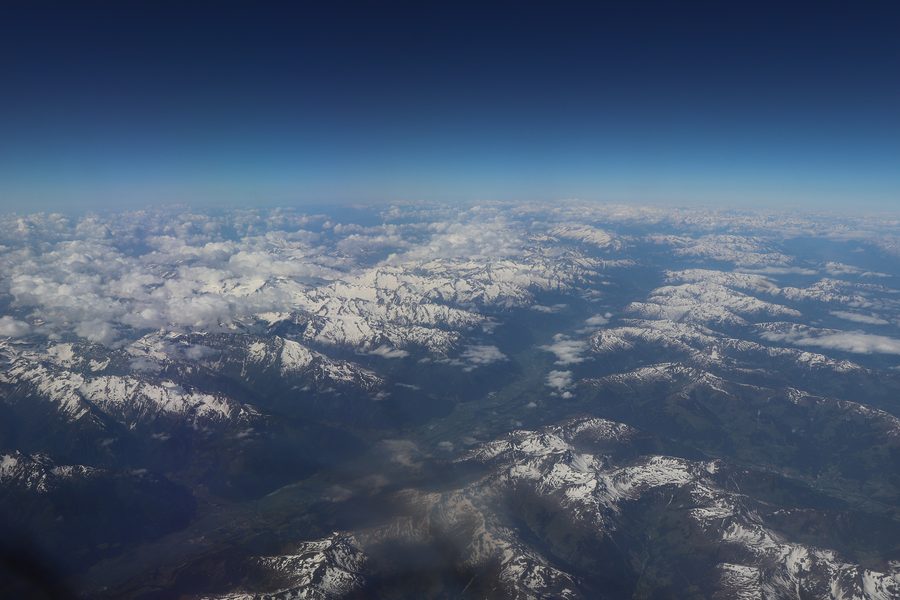 Veduta aerea della valle della Salzach con montagne nelle Alpi orientali.