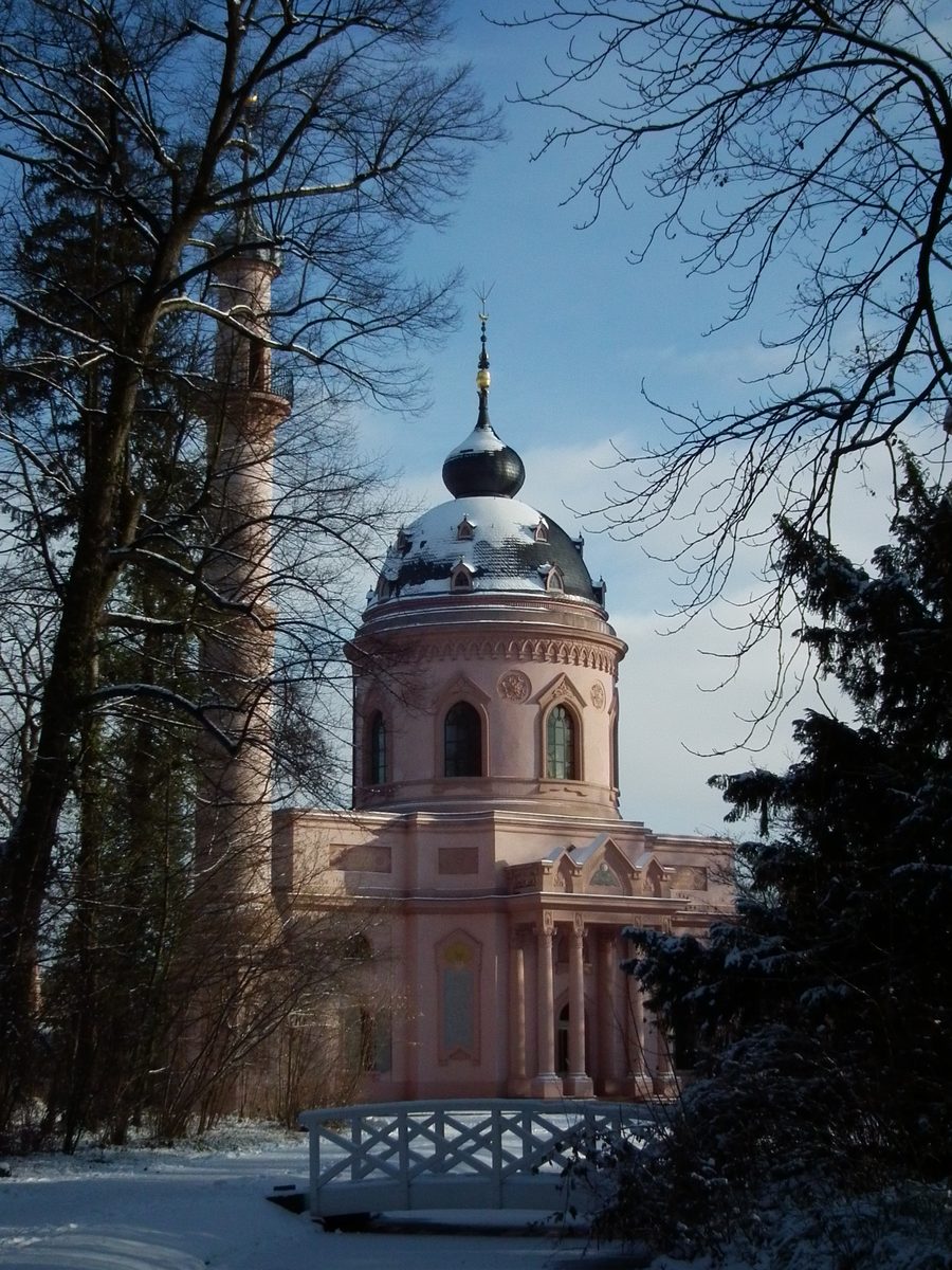 La Moschea Rossa nel giardino del castello di Schwetzingen tra alberi e aree verdi.