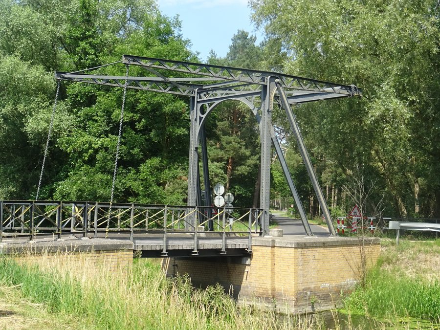 Ponte levatoio tutelato nel bosco di Schwiesow nel comune di Groß Schwiesow