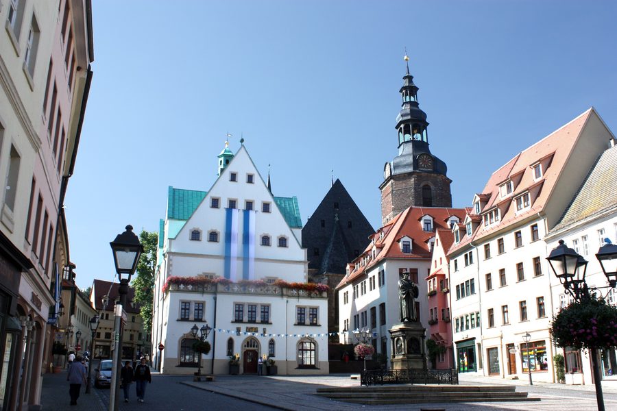 Piazza del mercato di Lutherstadt Eisleben con il municipio, il monumento a Lutero e la chiesa di Sant'Andrea