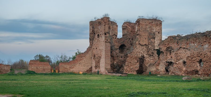 Fortezza medievale di Bač nella Vojvodina, Serbia