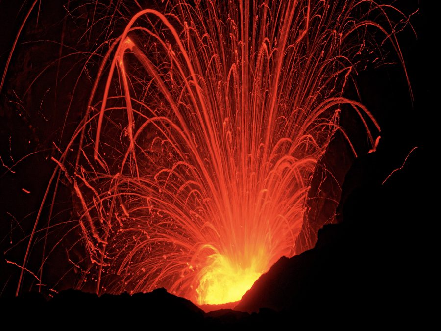Tracce di lava sul Mount Yasur a Tanna in Vanuatu