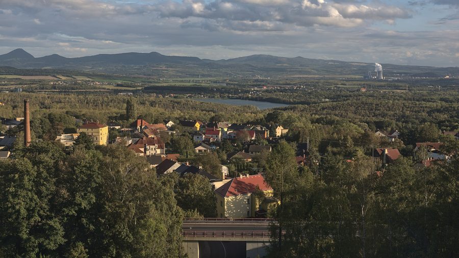 Vista panoramica su Hrob e sul bacino di Teplice in direzione di Dubí
