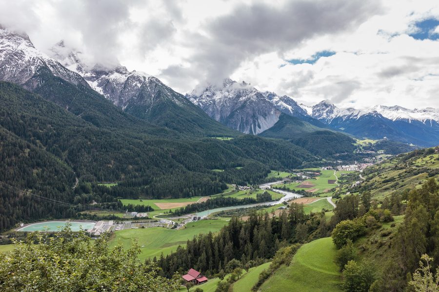 Vista su Sent nell’Engadina Alta con paesaggio alpino e villaggi circostanti