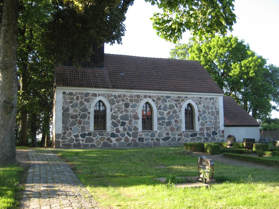 Chiesa in pietra di campo a Polzow vista da sud