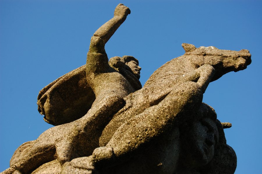 La sommità della colonna di Giove gigante al porto di Schierstein vicino alla Christophorushaus