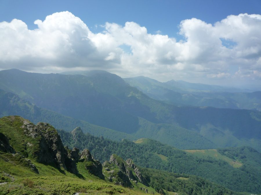 Paesaggio montano nei Monti Balcani centrali vicino ad Apriltzi