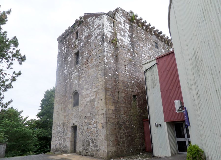 Torre di Mearns Castle e chiesa di Maxwell Mearns Castle nell'East Renfrewshire, Scozia