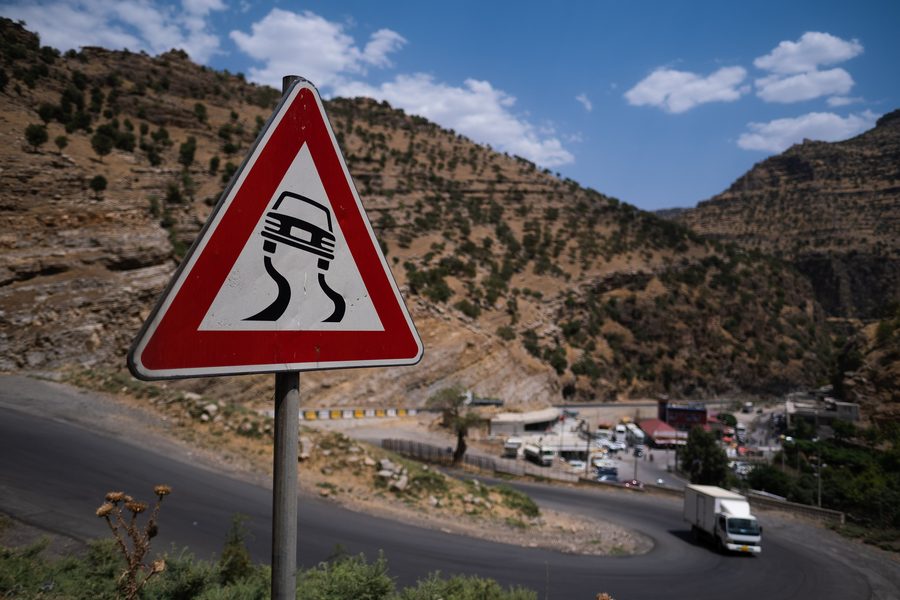 Paesaggio montano lungo la strada fuori da Schaqlawa nel governatorato di Erbil