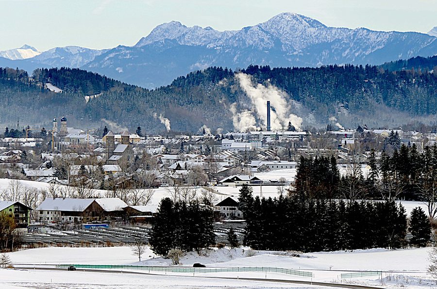 Vista dall'area di Schwabsoien su Altenstadt e Schongau verso il paesaggio dell'area prealpina dell'Alta Baviera