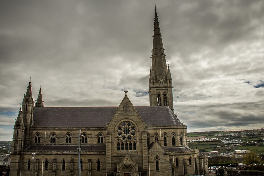 Vista esterna della cattedrale di St Eunan e St Columba a Letterkenny
