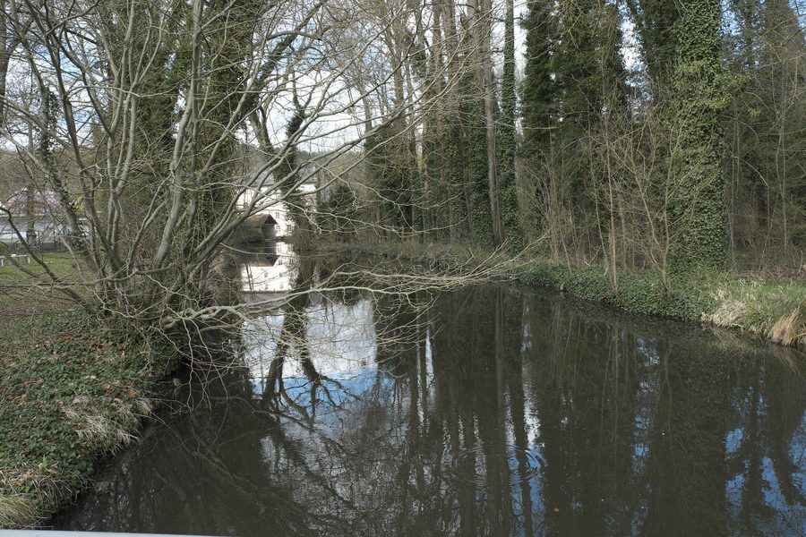 Mulino sulla riva dell’Essonne a Gironville-sur-Essonne, nel dipartimento dell’Essonne