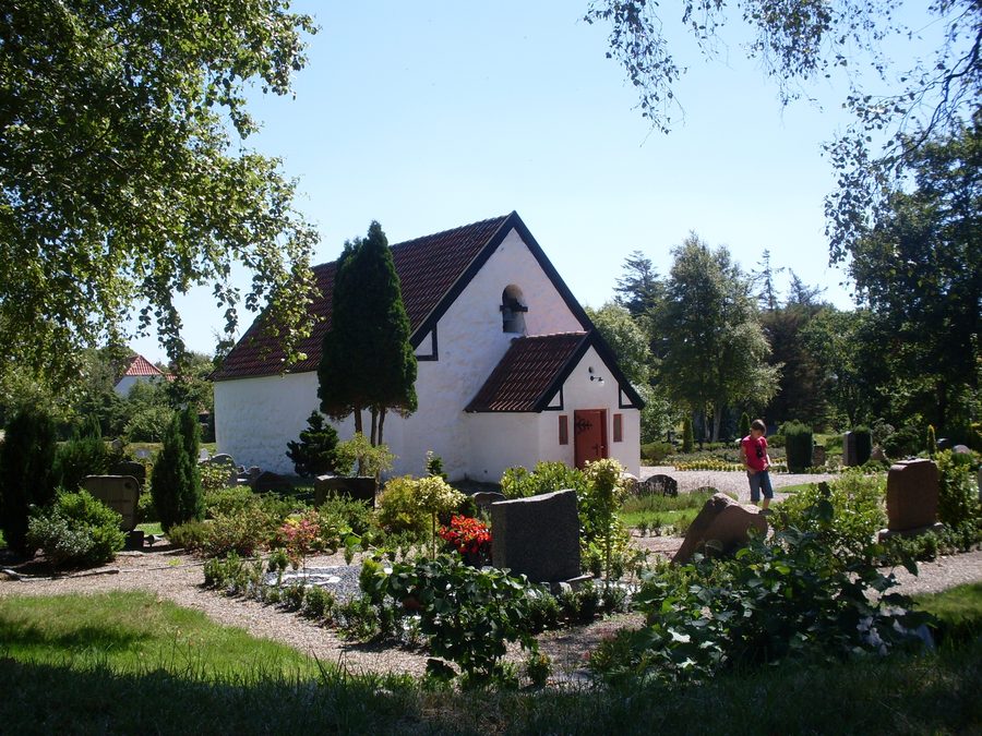 La chiesa di Venø By in vista laterale