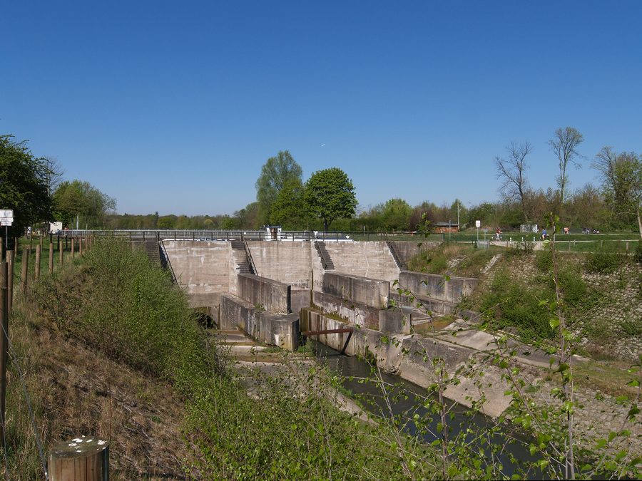 Fiume Emscher che scorre sotto il canale Reno-Herne