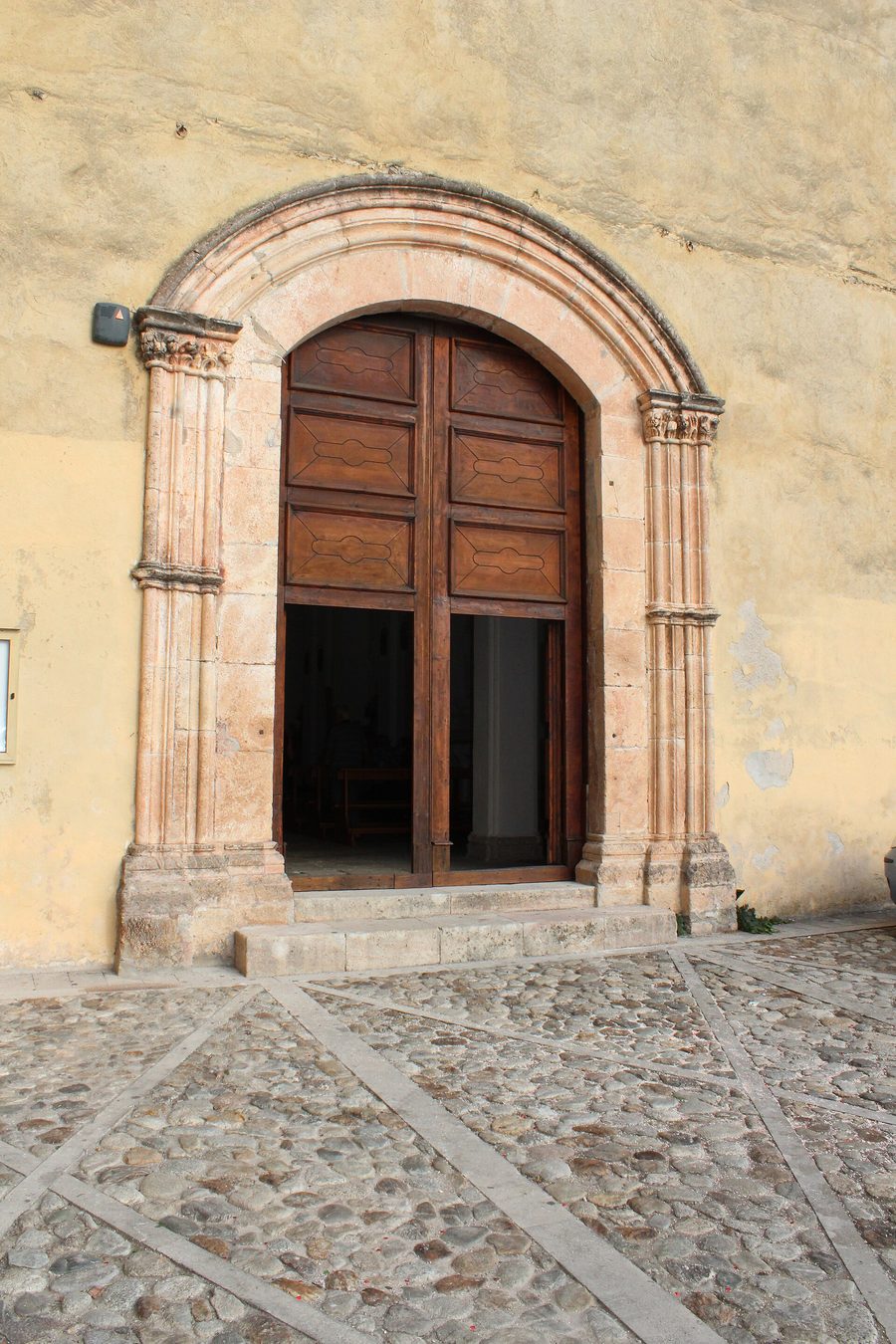 Portale della chiesa SS. Annunziata a San Lucido