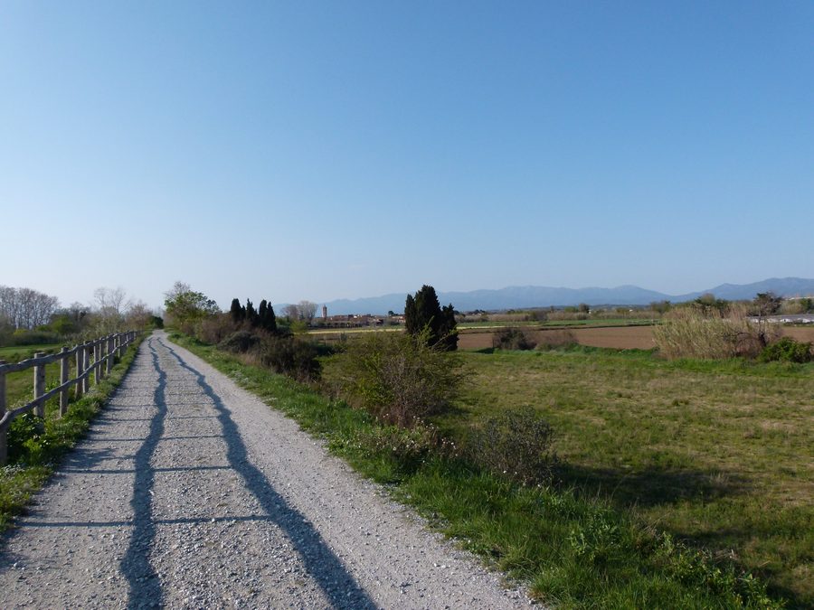 Sentiero lungo il fiume Muga vicino a Vilanova de la Muga