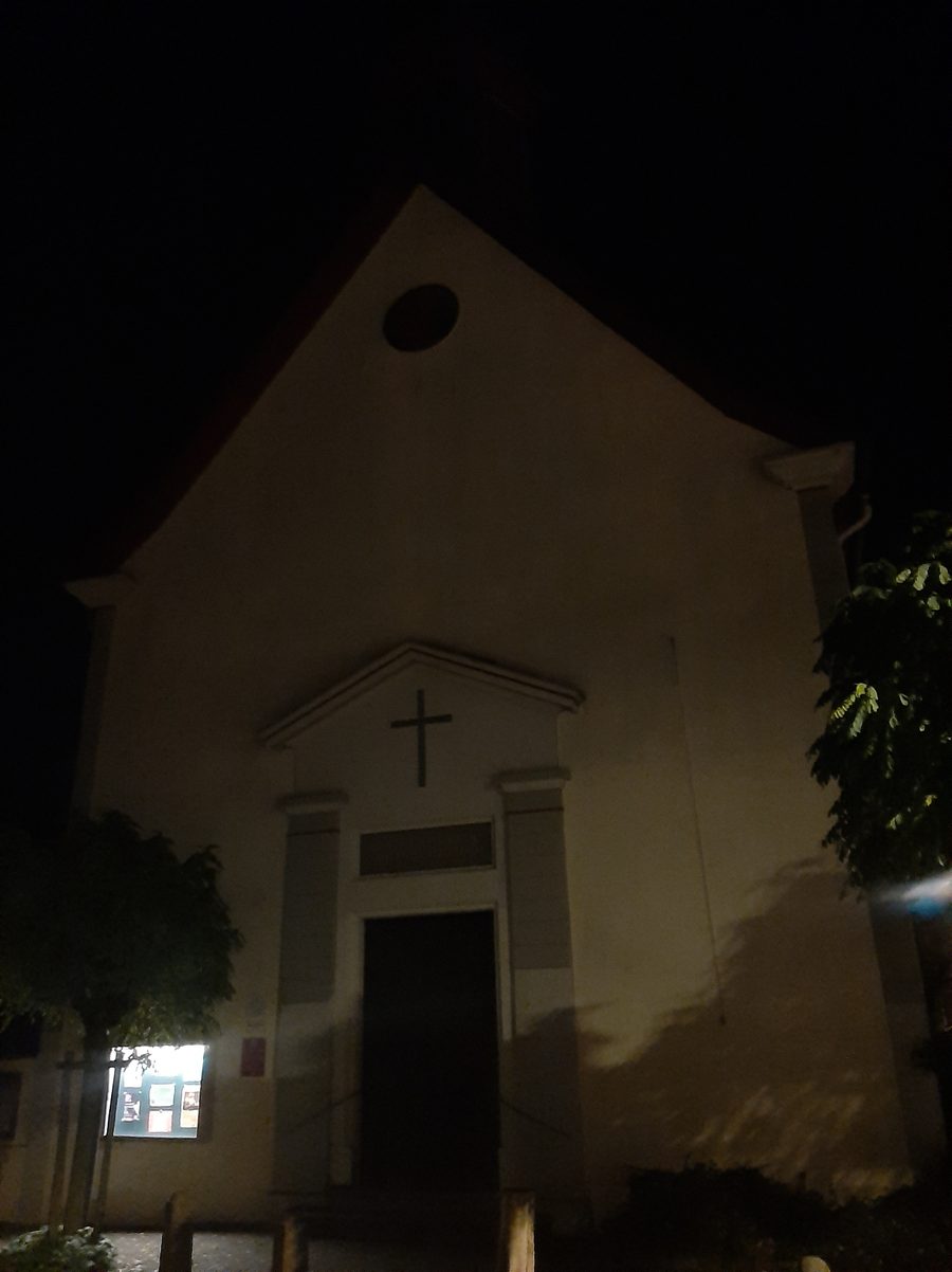 Chiesa evangelica a Undenheim di notte